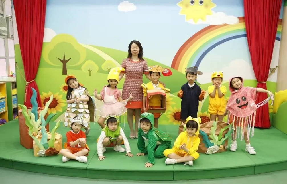 校長與學生於舞台上合照